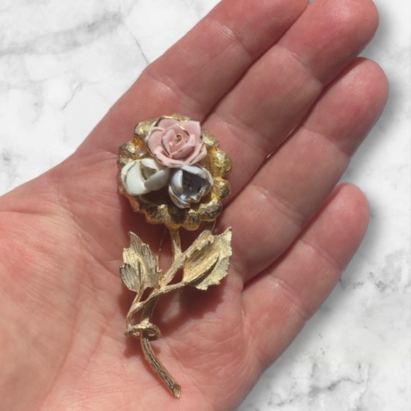Unsigned Coro Vintage Gold Tone Flower Brooch Pin with Porcelain Roses - Picture 3 of 6